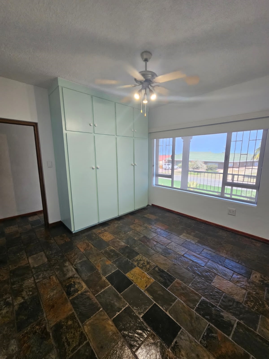 To Let 5 Bedroom Property for Rent in Stilbaai Wes Western Cape